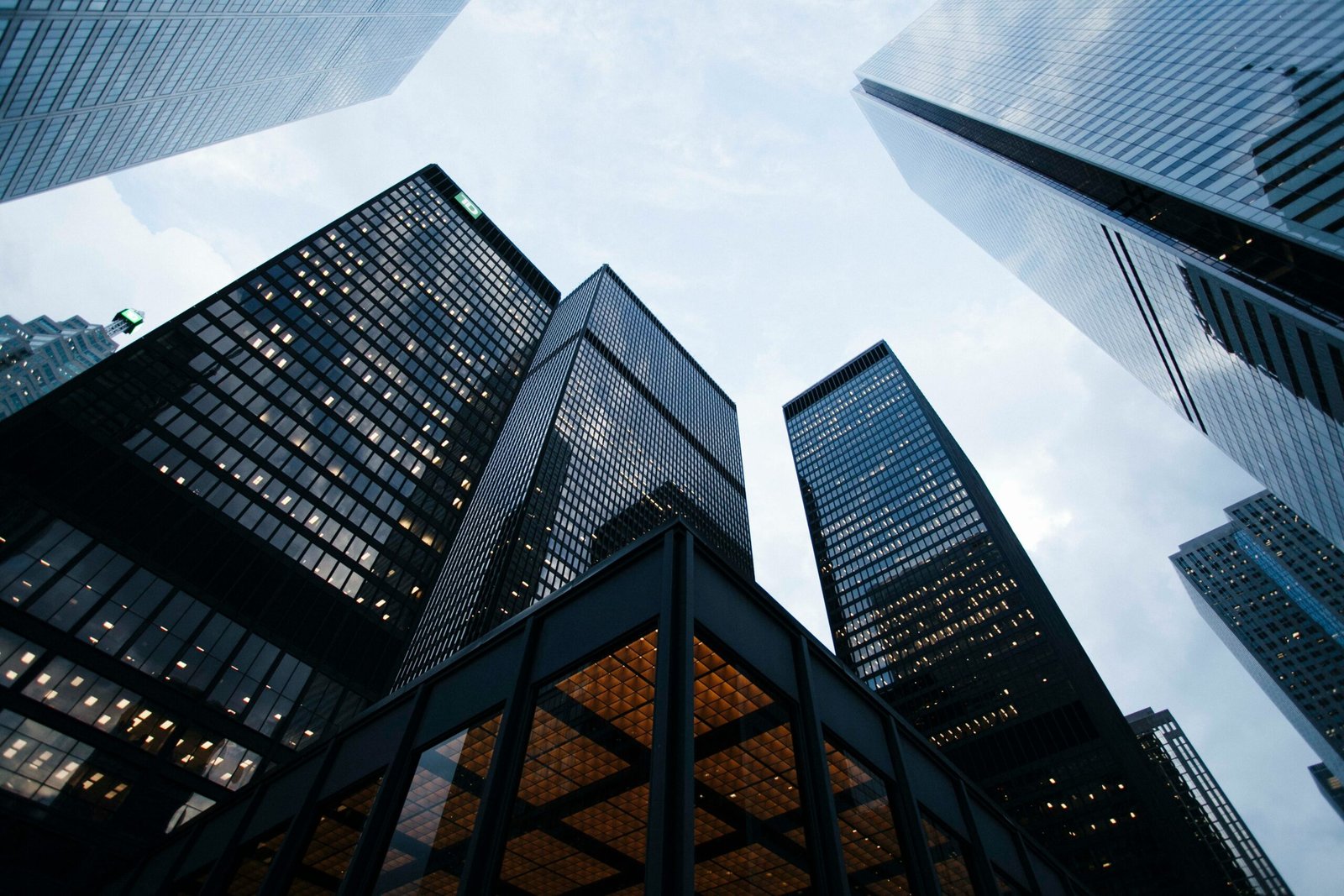 Realty Income (O) Stock Analysis: Dividend Safety, Growth, Risks and Valuation